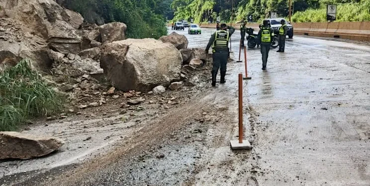 Autoridades atienden tramos afectados por fuertes lluvias de la autopista Valencia-Puerto Cabello