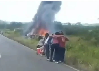 Bolívar: incendio de autobús deja 12 fallecidos y varios heridos