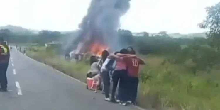 Bolívar: incendio de autobús deja 12 fallecidos y varios heridos