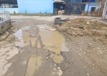 Vecinos denuncian calles deterioradas por obra inconclusa en La Isabelica