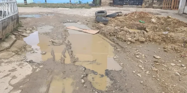 Vecinos denuncian calles deterioradas por obra inconclusa en La Isabelica