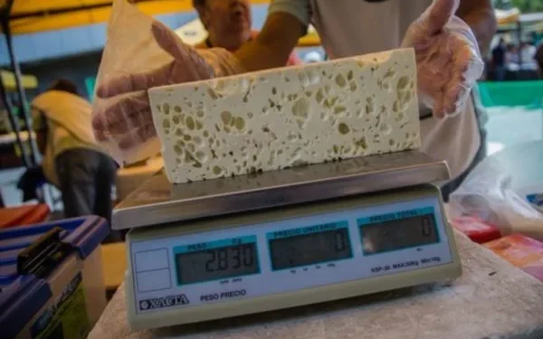 Advierten posible alza en precios del queso