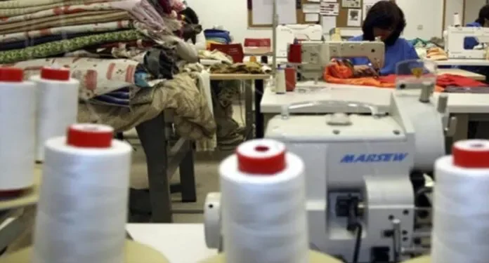 Cámara del vestido: uniformes escolares importados dominan el mercado