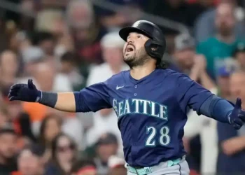 Otorgan premio Luis Aparicio a Eugenio Suárez