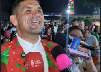 YMCA Valencia encendió su tradicional árbol de Navidad