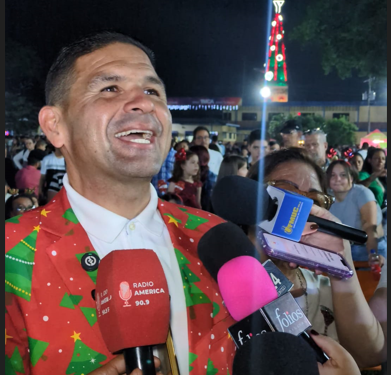 YMCA Valencia encendió su tradicional árbol de Navidad
