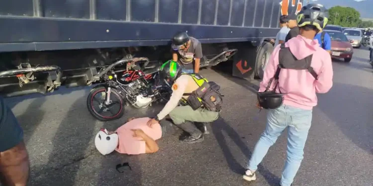Motorizado herido tras derrape de moto en Naguanagua