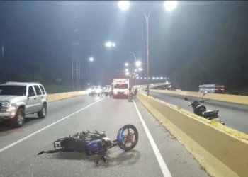 Dos motorizados fallecen tras impactar contra un poste en Valencia