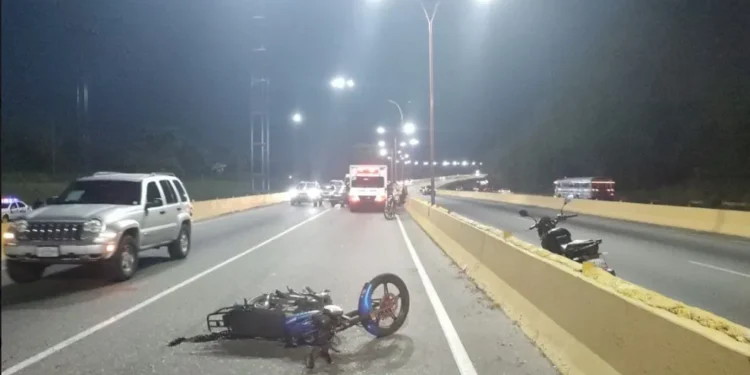 Dos motorizados fallecen tras impactar contra un poste en Valencia