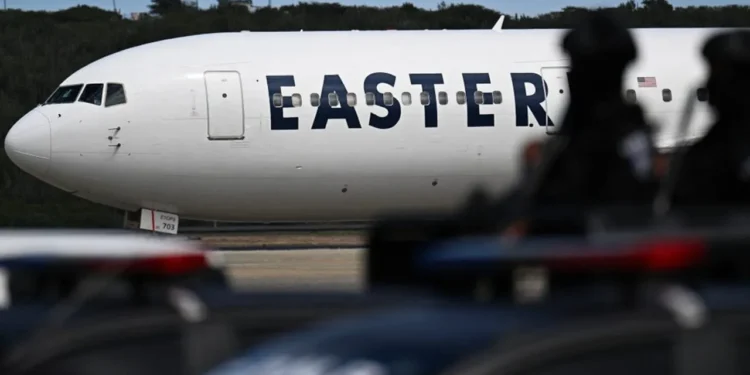 Reanudan vuelos de repatriación tras solicitud de EE.UU.