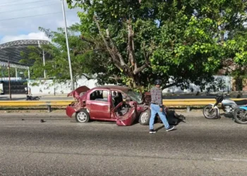 Motorizado muere al ser impactado en Autopista del Este