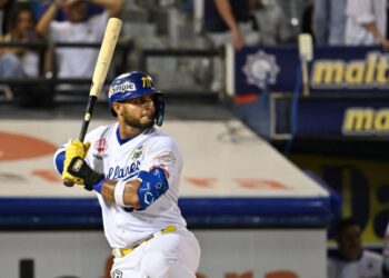 Ángel Reyes batea .500 en postemporada y alza al Magallanes
