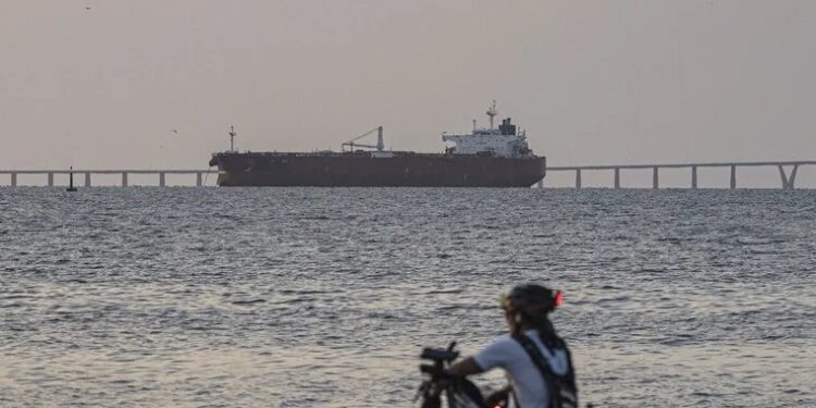 Venezuela retorna a sus aguas buque petrolero en operación conjunta con EE UU