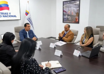 Gobierno y sector farmacéutico impulsan producción nacional