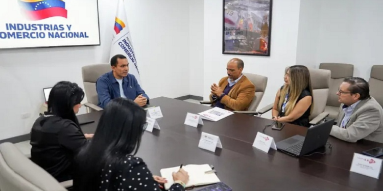 Gobierno y sector farmacéutico impulsan producción nacional