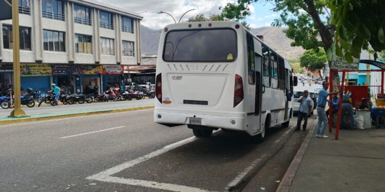 Usuarios del transporte reportan aumento del pasaje ilegal