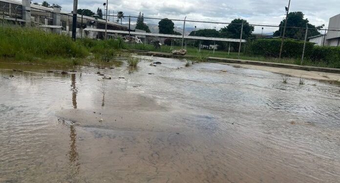 Reportan colapso de tubería matriz en la Autopista del Sur