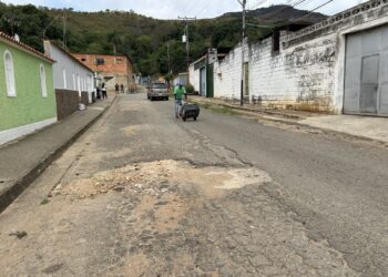 En Barrio Oeste II reclaman asfaltado y un poste a punto de caerse