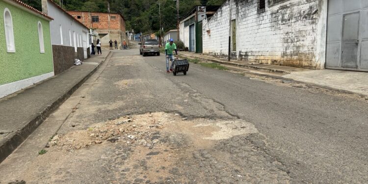 En Barrio Oeste II reclaman asfaltado y un poste a punto de caerse