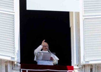 Papa insta a gobernantes a acoger a víctimas de persecución