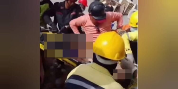 Rescatan con vida a un hombre entre los escombros en Tucacas