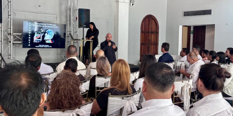 Politólogo Julio Itriago dicta taller de oratoria a líderes políticos de oposición en Carabobo