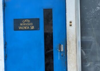 Pacientes de la Unidad de Diálisis Valencia Sur exigen inspección tras daños estructurales por actividad sísmica