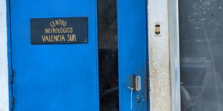 Pacientes de la Unidad de Diálisis Valencia Sur exigen inspección tras daños estructurales por actividad sísmica