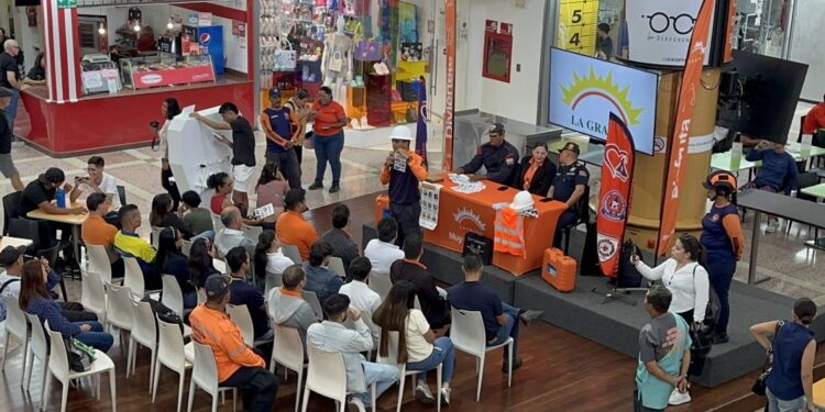 Realizan taller de cultura sísmica en centro comercial La Granja