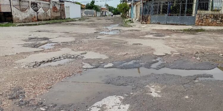 Vías destruidas, fallas de alumbrado y un parque deteriorado aquejan a los habitantes en Tacarigua-Las Villas