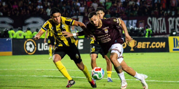 Carabobo FC y Deportivo Táchira no pasaron del empate en Valencia