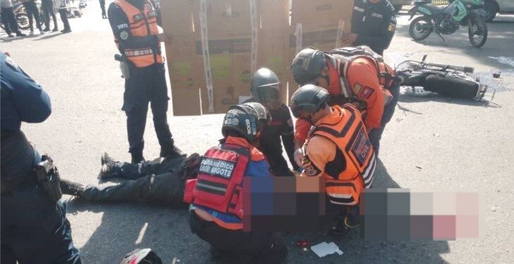 Un motorizado resultó herido tras impactar con un camión de basura en Valencia